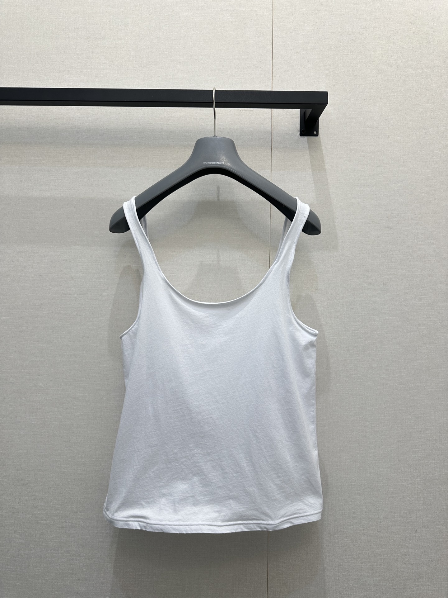 프라다(Prada) 와이어 셔링 입체 로고 슬리브리스 민소매 나시 의류