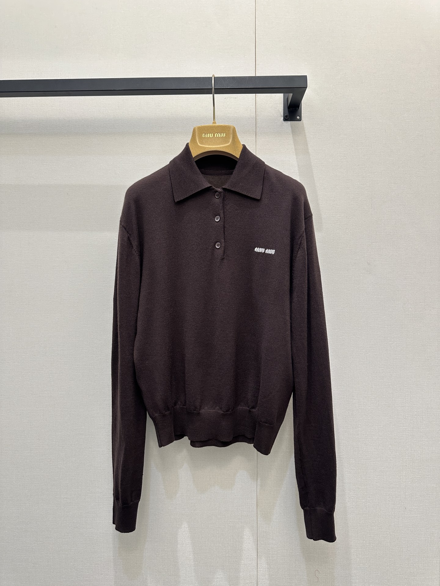 프라다(Prada) 와이어 셔링 입체 로고 슬리브리스 민소매 나시 의류