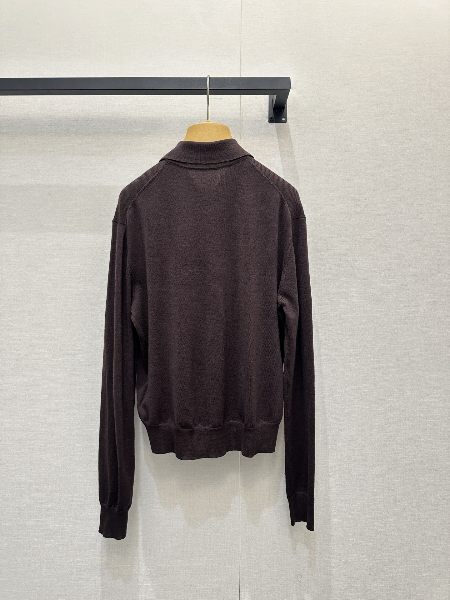 프라다(Prada) 와이어 셔링 입체 로고 슬리브리스 민소매 나시 의류