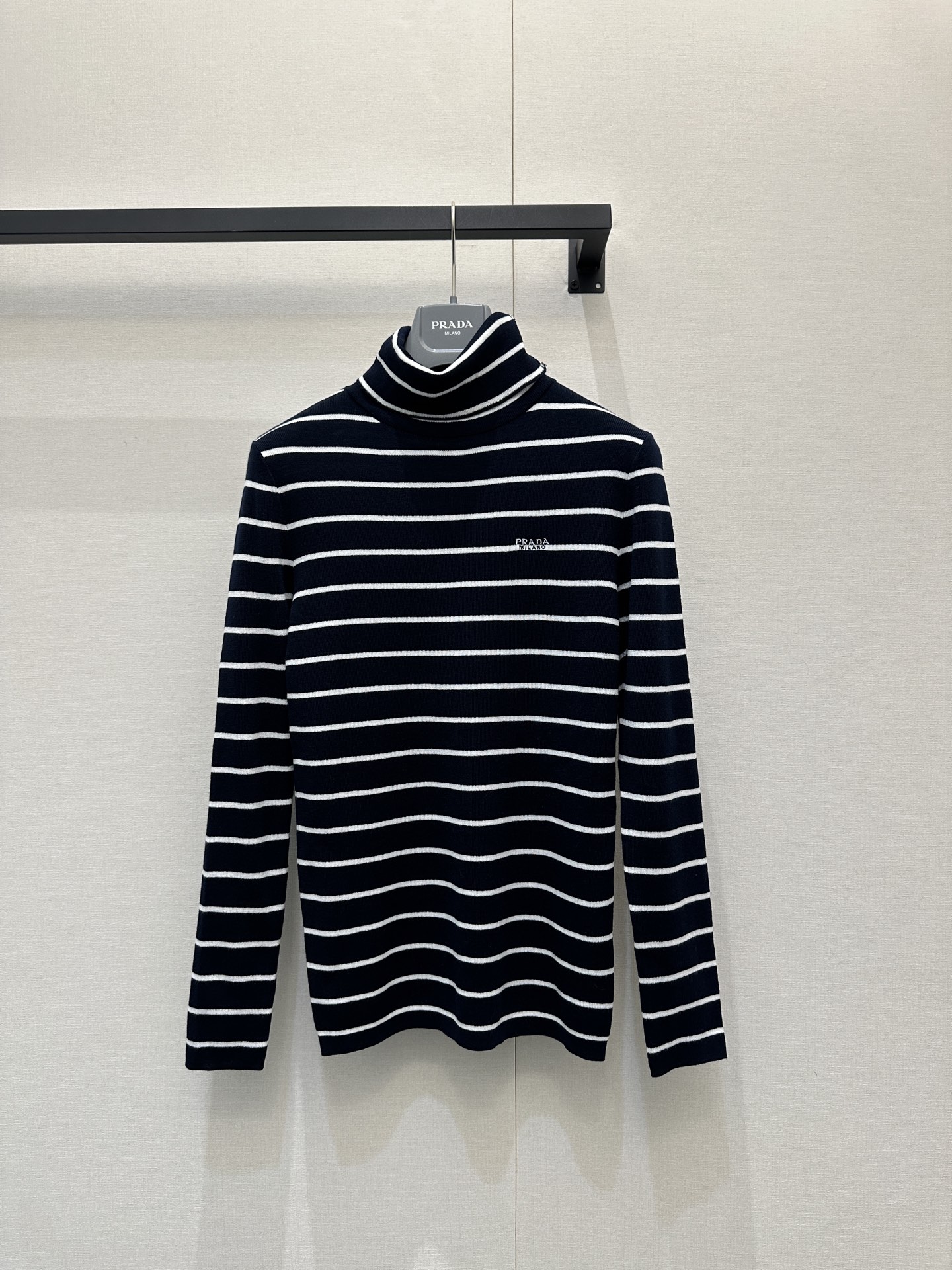 프라다(Prada) 스트라이프 터틀넥 목폴라 니트 의류