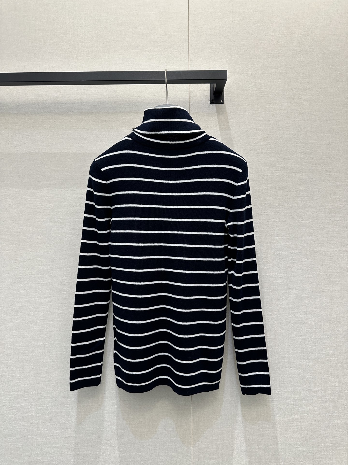 프라다(Prada) 스트라이프 터틀넥 목폴라 니트 의류