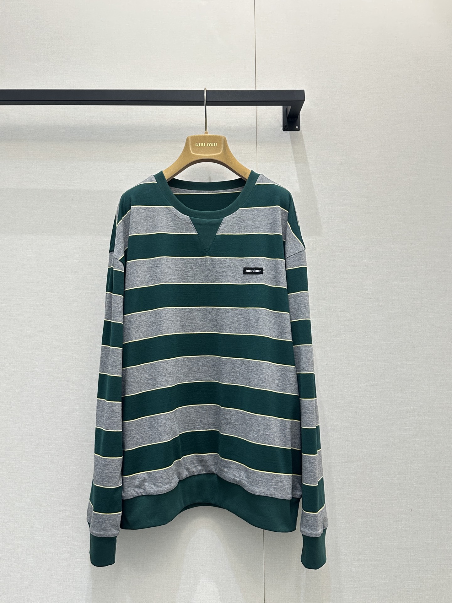 미우미우(miumiu) 그린 스트라이프 오버핏 맨투맨 긴팔 티셔츠 의류