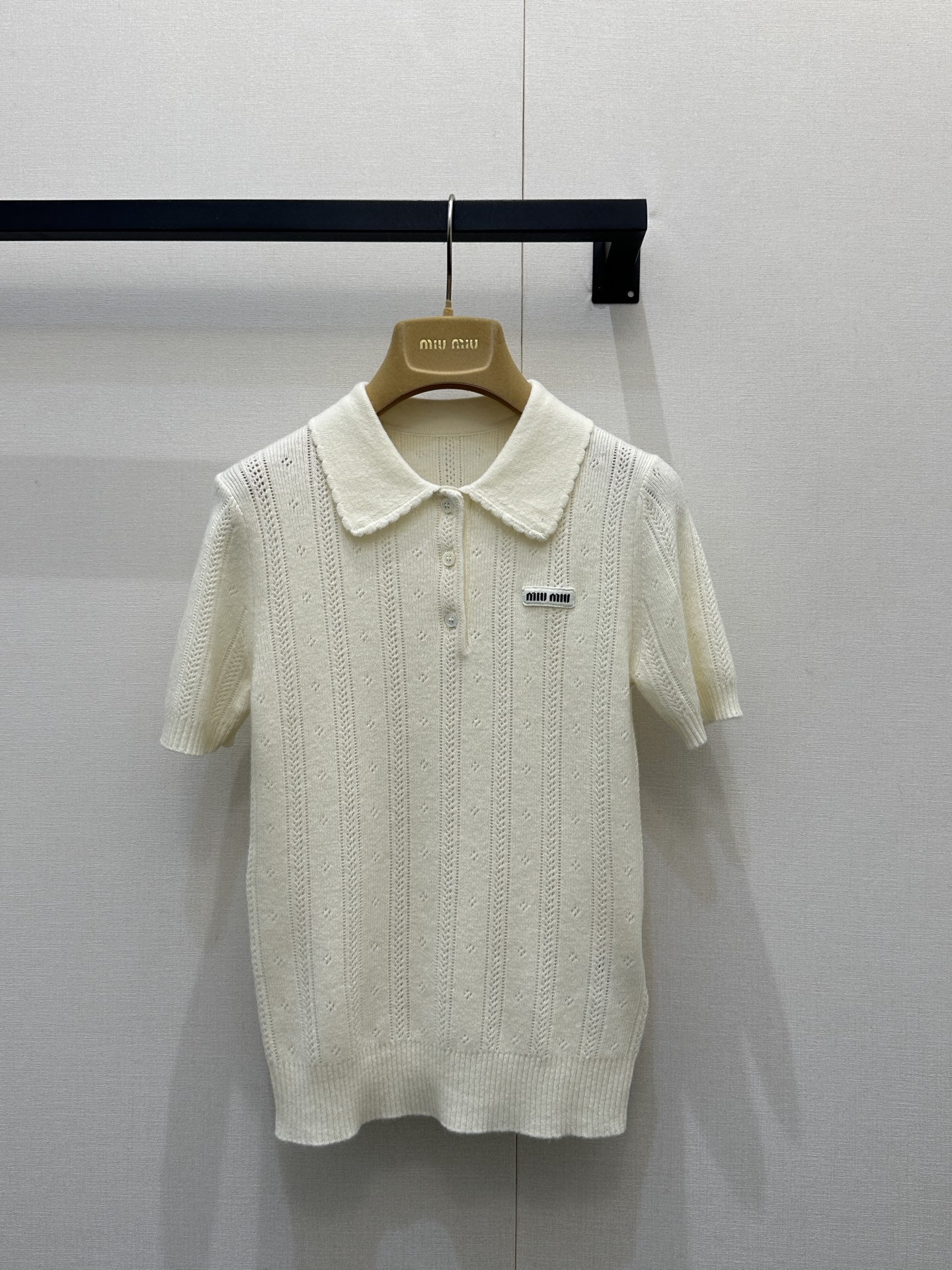미우미우(miumiu) 프레피룩 엠블럼 캐시미어 폴로 반팔 카라 니트 의류