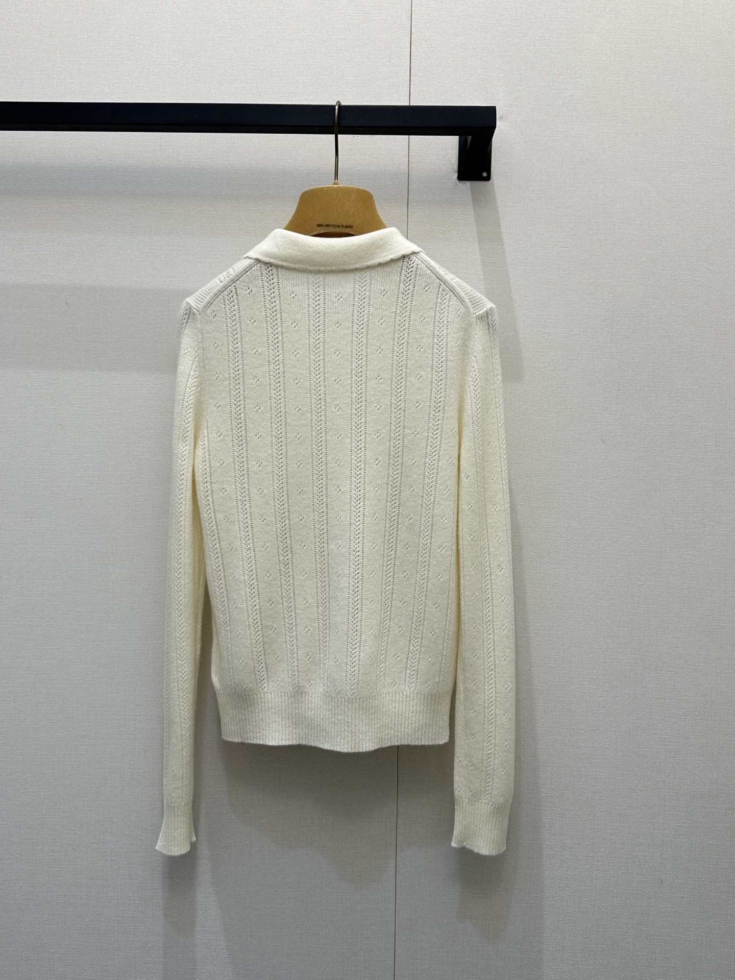 미우미우(miumiu) 프레피룩 엠블럼 캐시미어 폴로 카라 긴팔 니트 의류