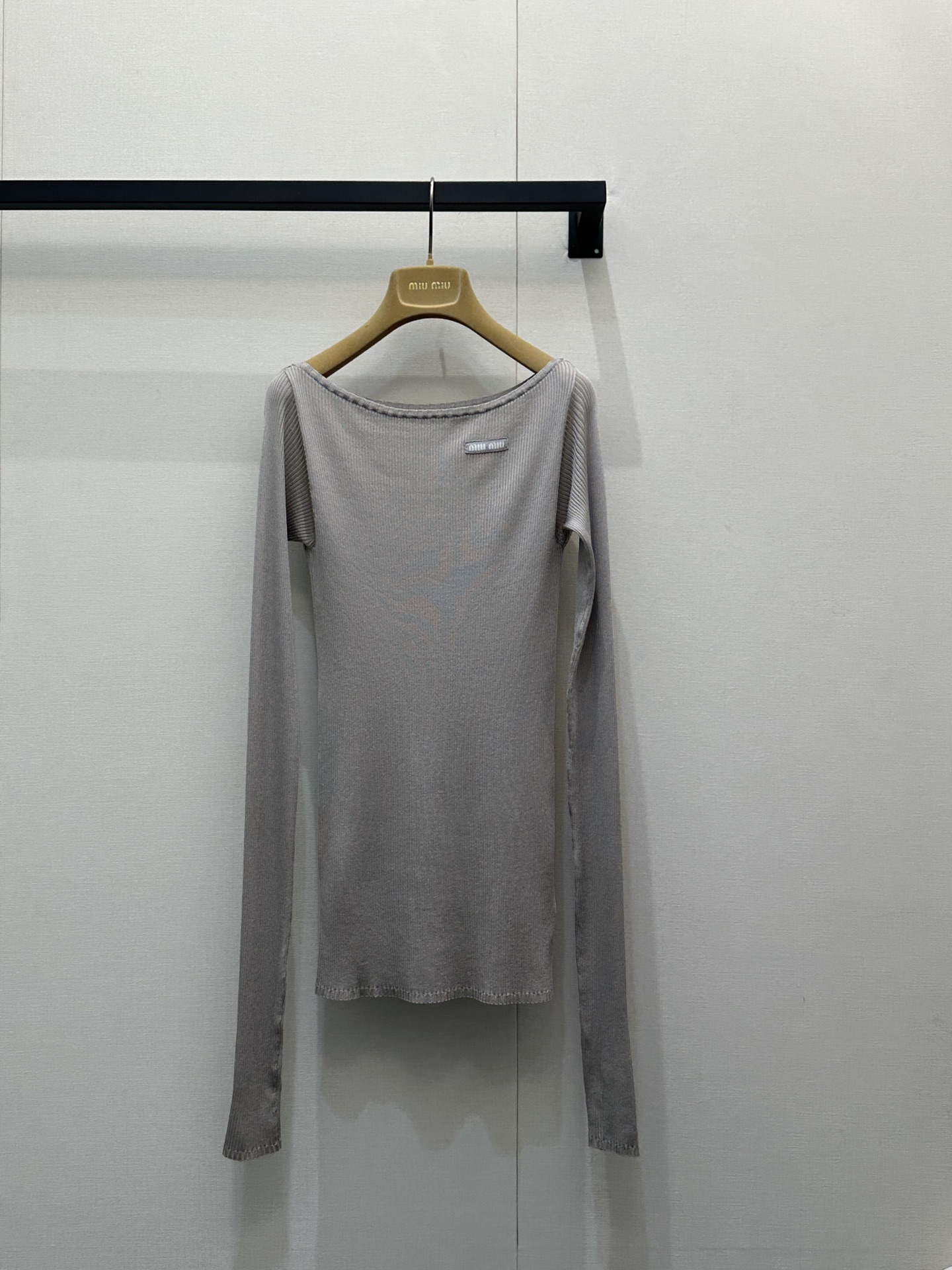 미우미우(miumiu) 투웨이 실크 니트 슬림 긴팔 티셔츠 의류