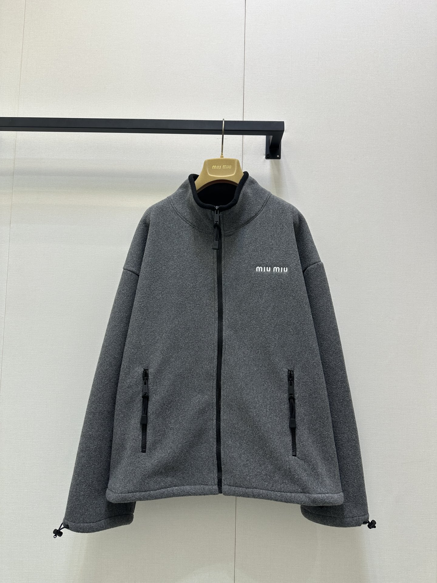 미우미우(miumiu) 로고 자수 쉐르파 플리스 후리스 후드 집업 자켓 재킷 의류