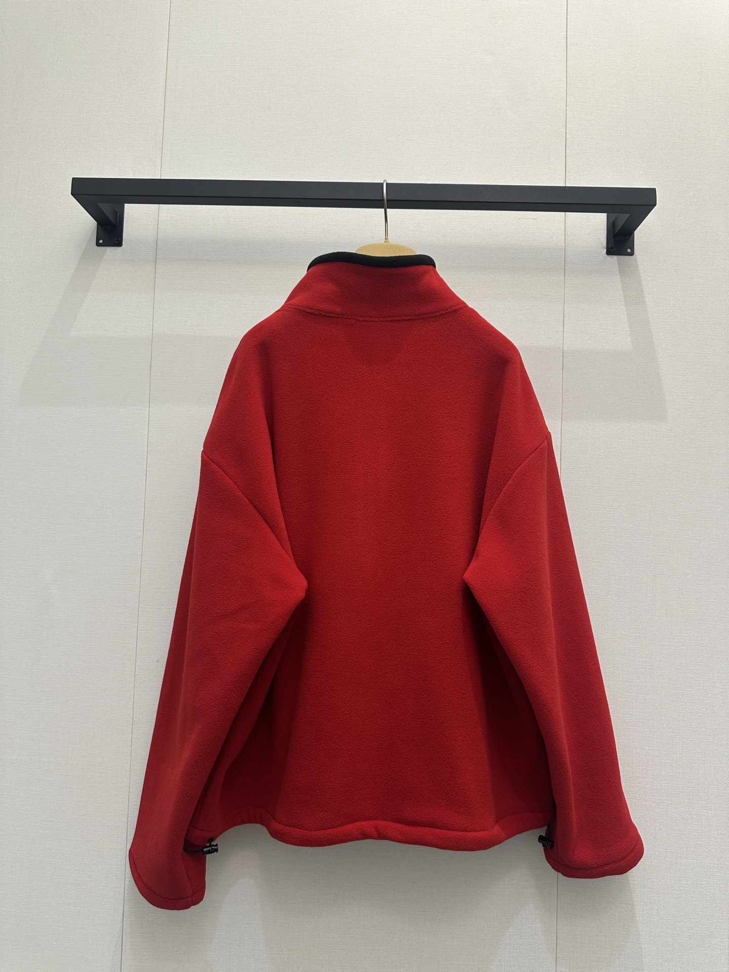 미우미우(miumiu) 로고 자수 셰르파 양털 하프 집업 의류