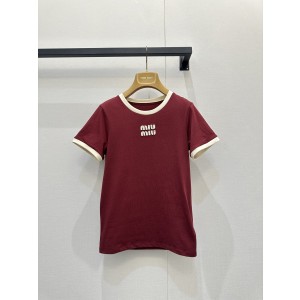 미우미우(miumiu) 버건디 배색 로고 반팔 티셔츠 의류