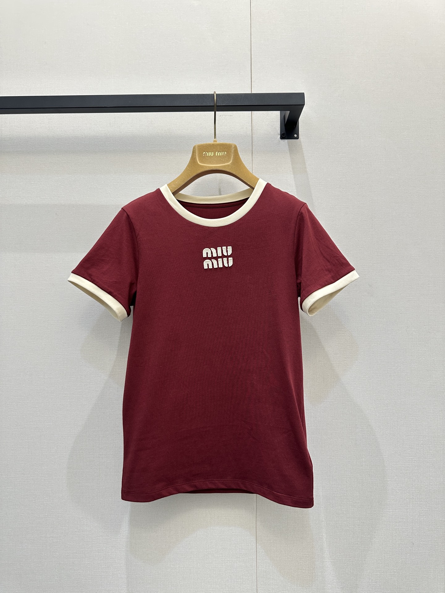 미우미우(miumiu) 버건디 배색 로고 반팔 티셔츠 의류