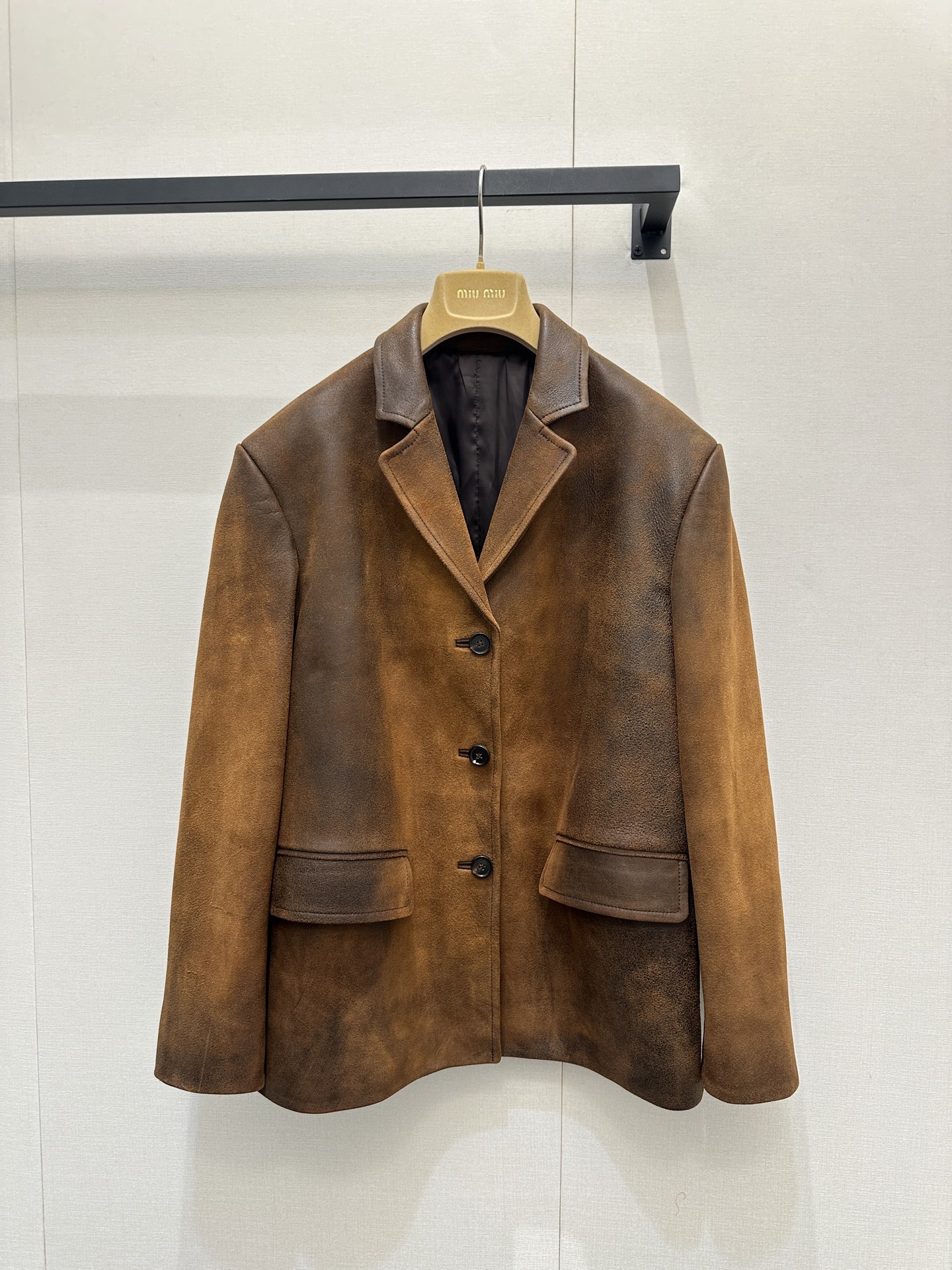 미우미우(miumiu) 왁스 카프스킨 로고 레더 자켓 재킷 의류