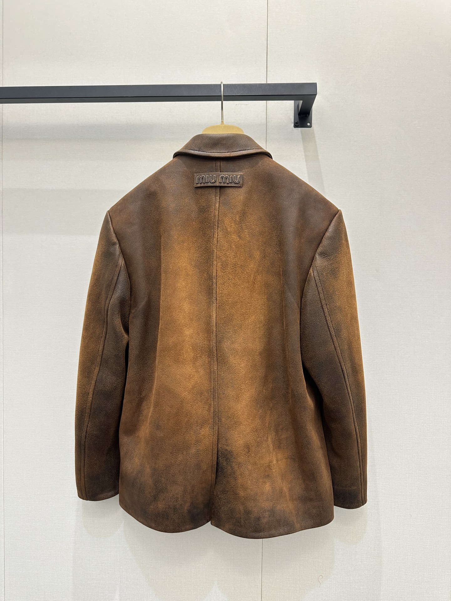 미우미우(miumiu) 왁스 카프스킨 로고 레더 자켓 재킷 의류