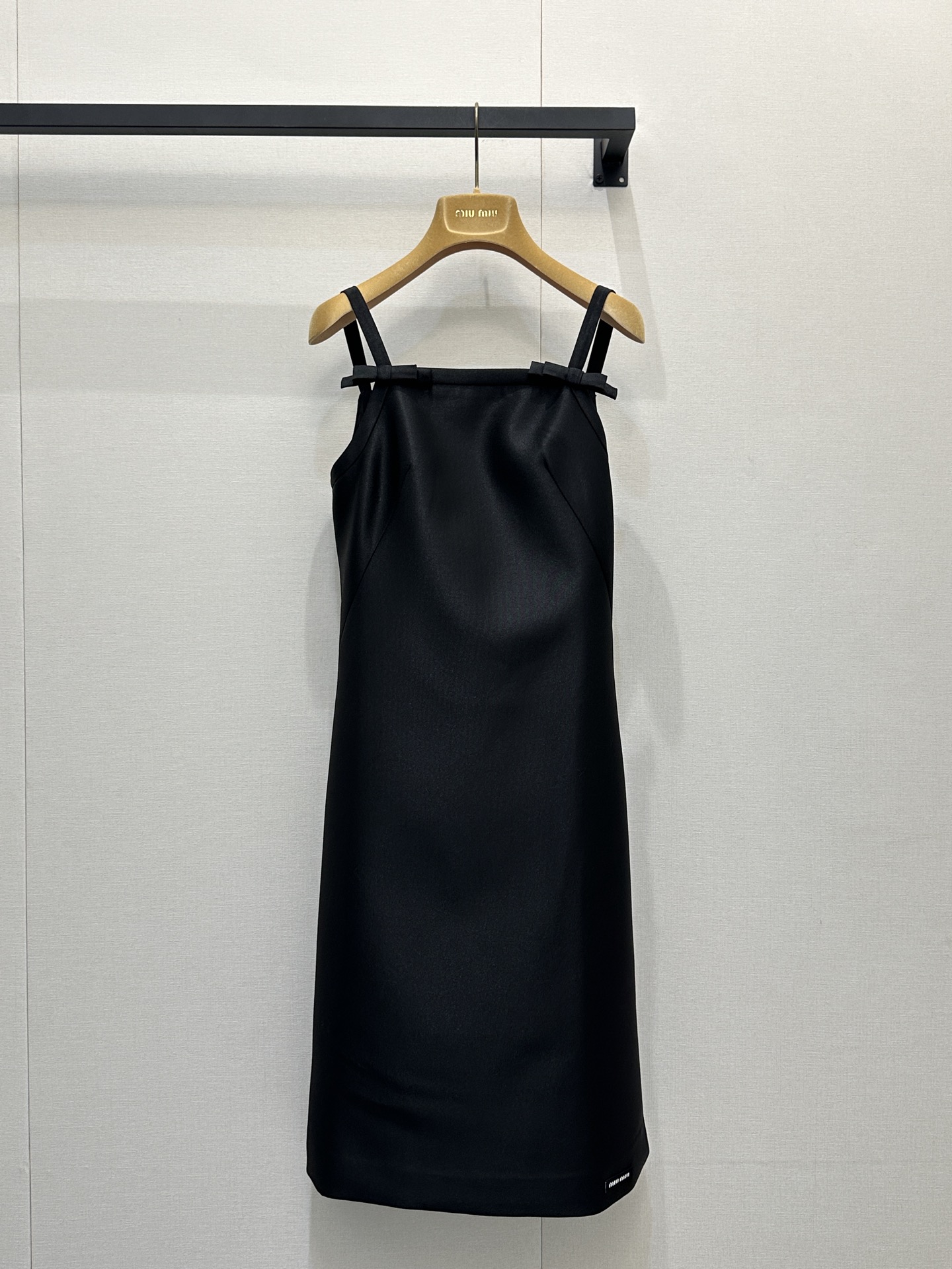 미우미우(miumiu) 로고 블랙 새틴 슬립 원피스 의류