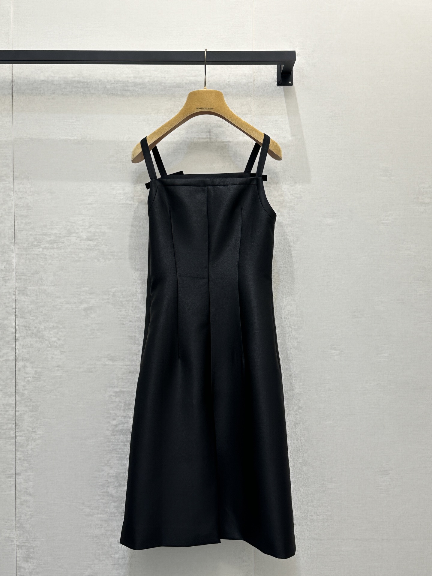 미우미우(miumiu) 로고 블랙 새틴 슬립 원피스 의류