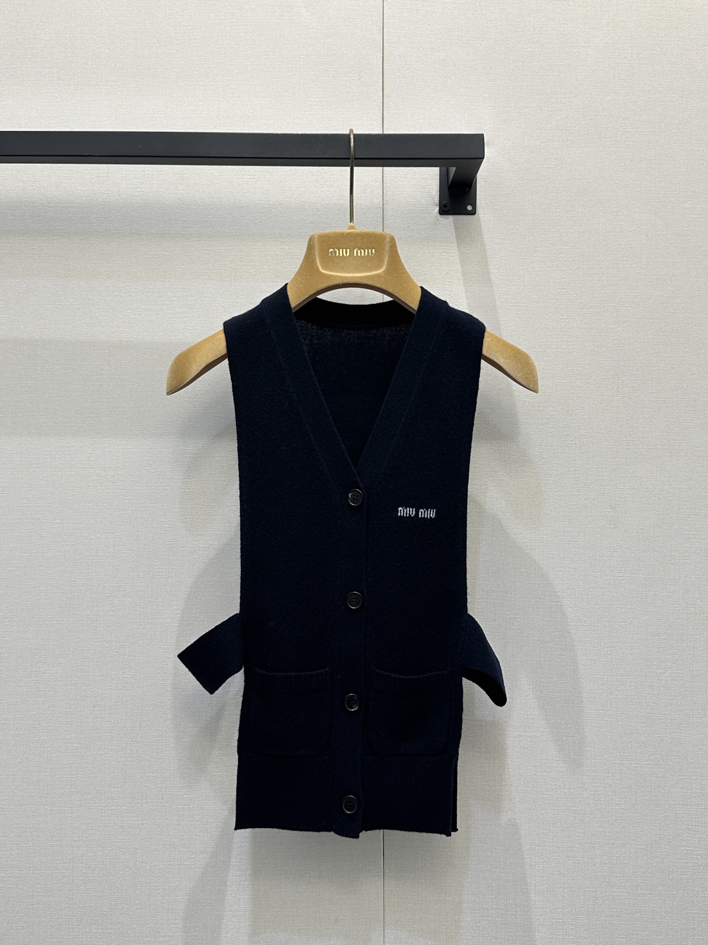 미우미우(miumiu) 로고 자수 사이드 스트랩 베스트 조끼 의류