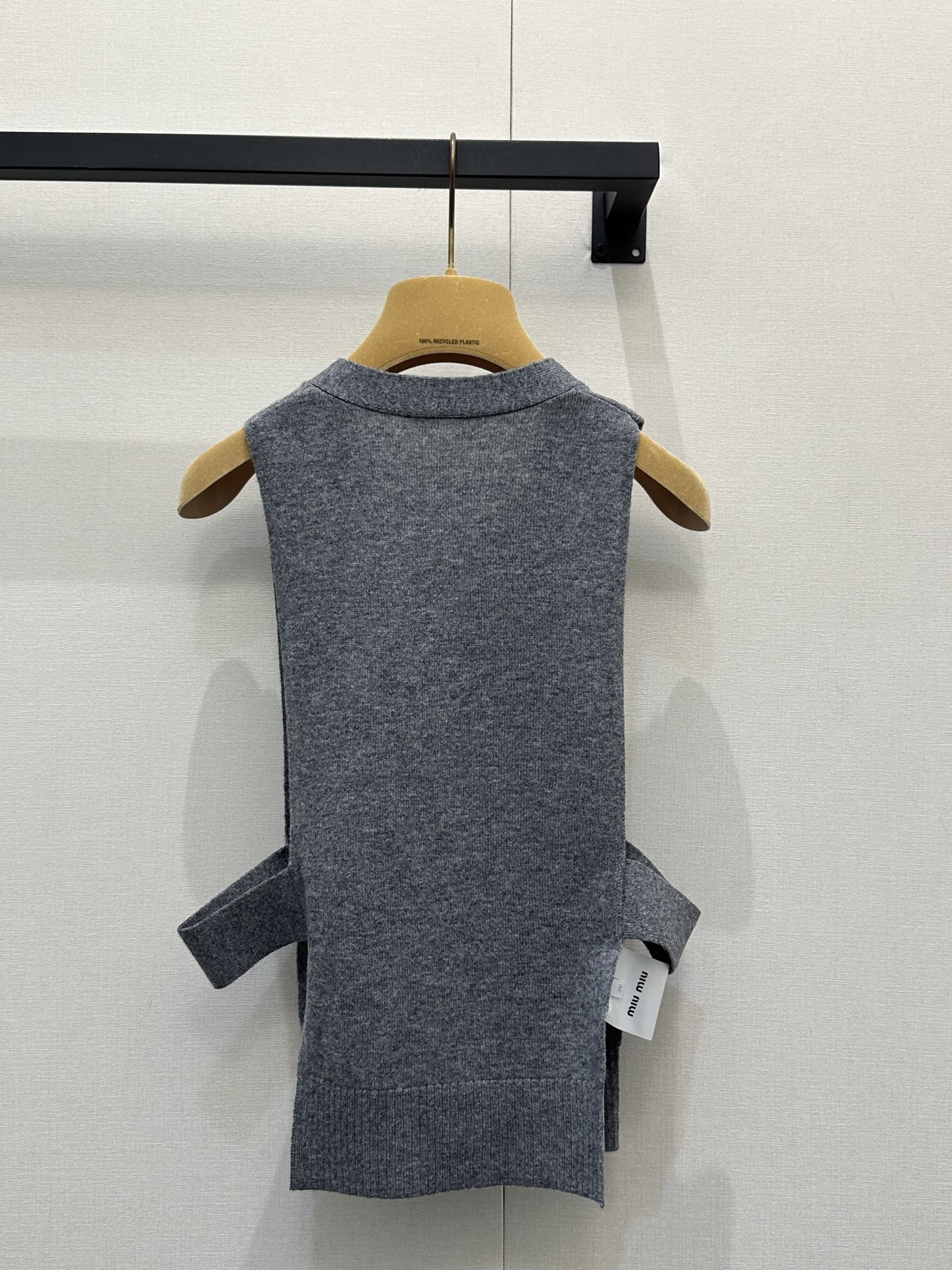 미우미우(miumiu) 로고 자수 사이드 스트랩 베스트 조끼 의류