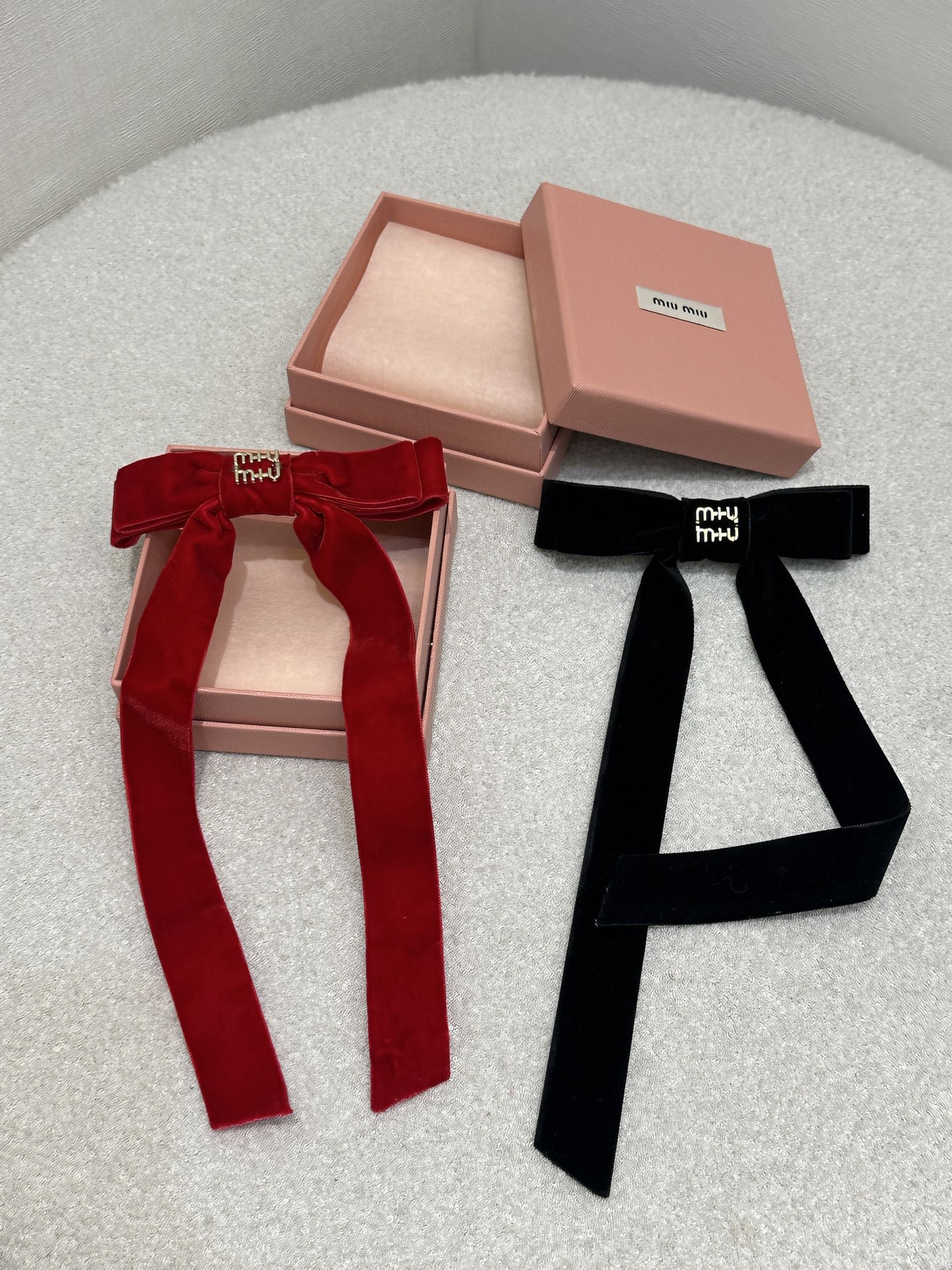 미우미우(miumiu) 벨벳 리본 로고 스크런치 헤어 머리핀 악세사리
