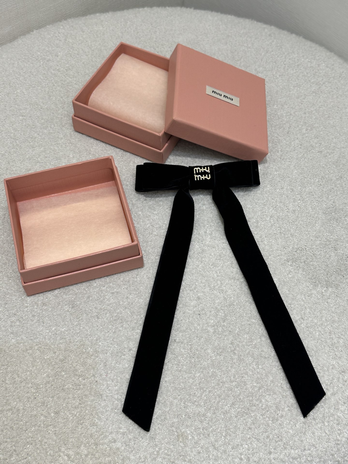 미우미우(miumiu) 벨벳 리본 로고 스크런치 헤어 머리핀 악세사리