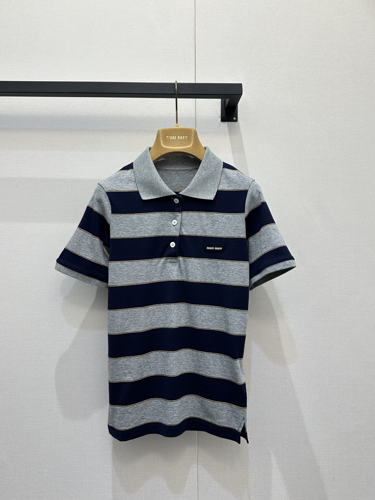 미우미우(MiuMiu) 네이비-그레이 스트라이프 폴로 카라 반팔 니트 티셔츠 의류