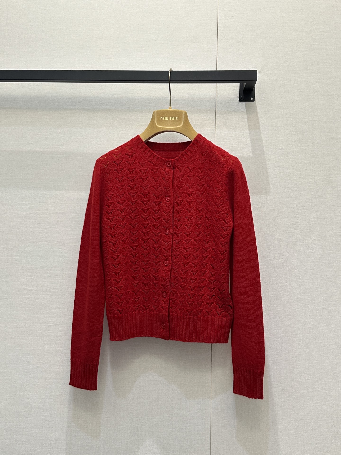 미우미우(miumiu) 레드 캐시미어 펀칭 니트 가디건 의류