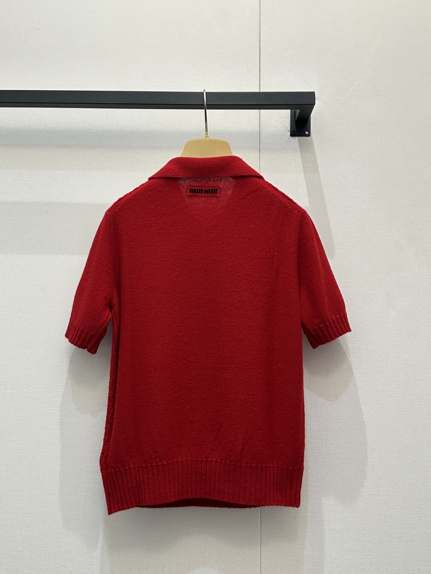 미우미우(miumiu) 레드 캐시미어 펀칭 폴로 카라 반팔 니트 의류