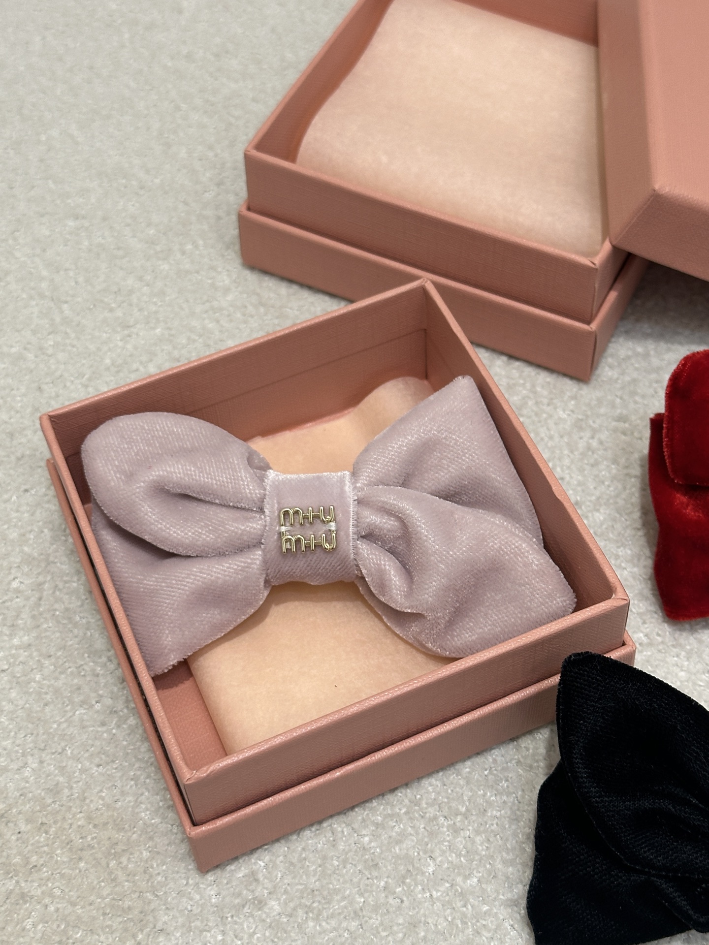 미우미우(miumiu) 벨벳 리본 로고 스크런치 (헤어슈슈) 헤어핀 악세사리