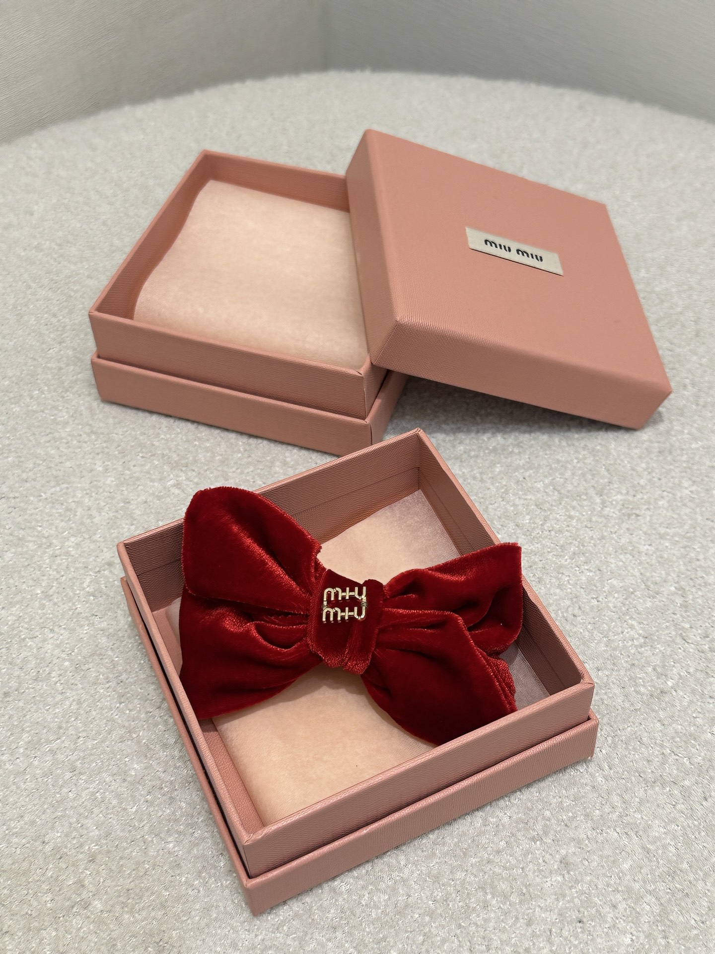 미우미우(miumiu) 벨벳 리본 로고 스크런치 (헤어슈슈) 헤어핀 악세사리