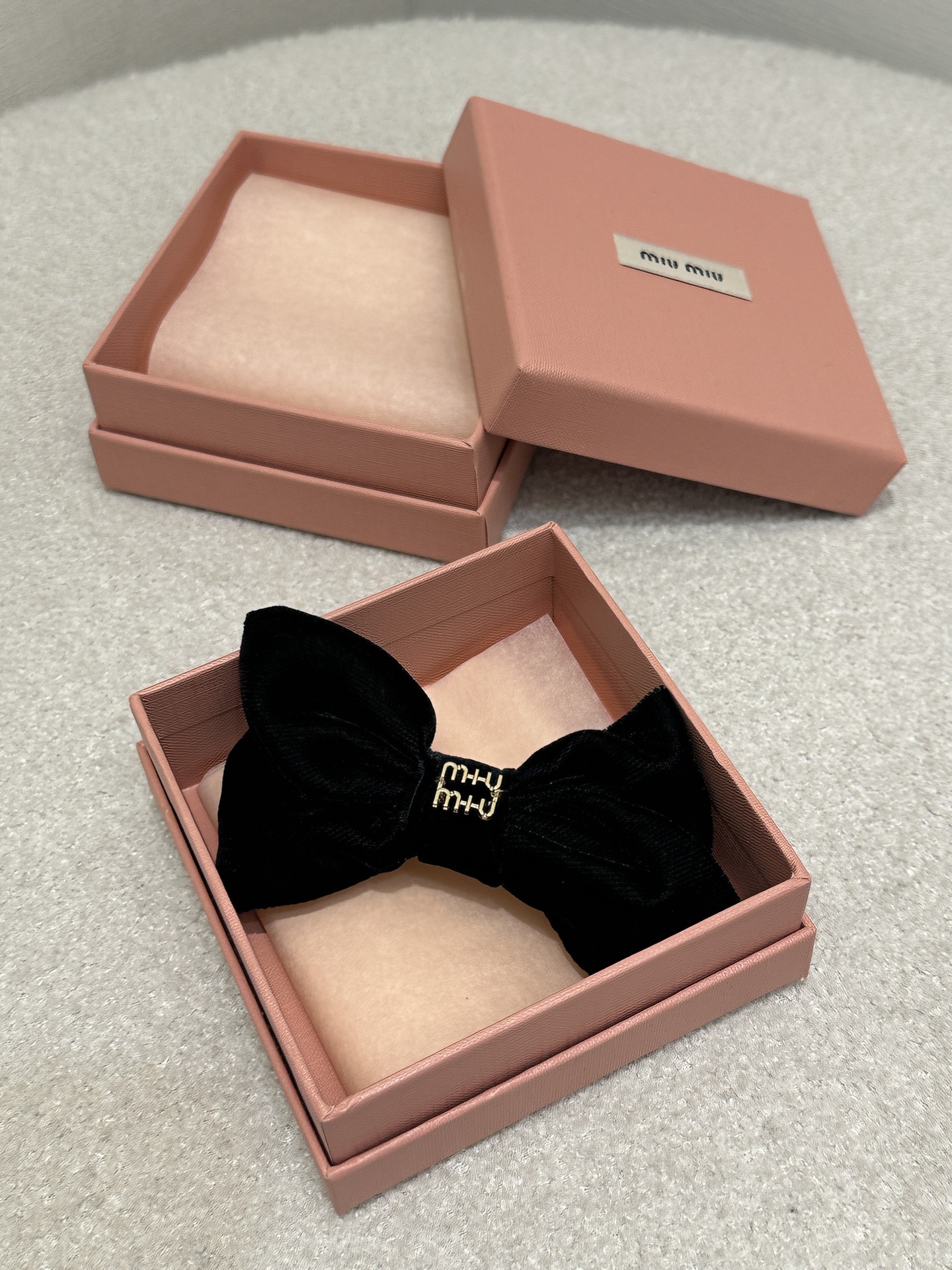 미우미우(miumiu) 벨벳 리본 로고 스크런치 (헤어슈슈) 헤어핀 악세사리