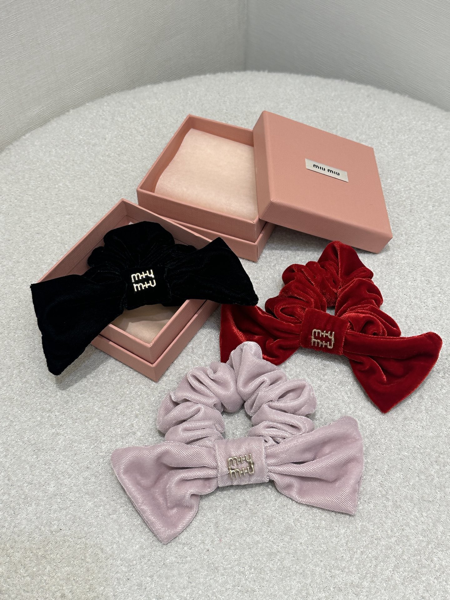 미우미우(miumiu) 벨벳 리본 로고 헤어 스크런치 헤어밴드 악세사리