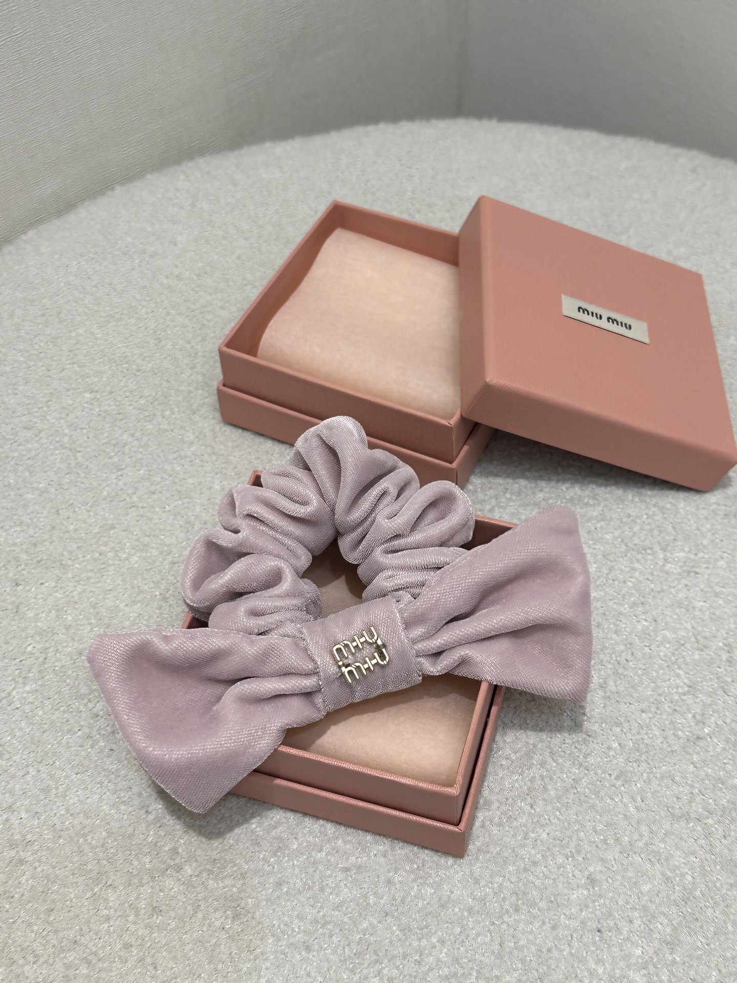 미우미우(miumiu) 벨벳 리본 로고 헤어 스크런치 헤어밴드 악세사리