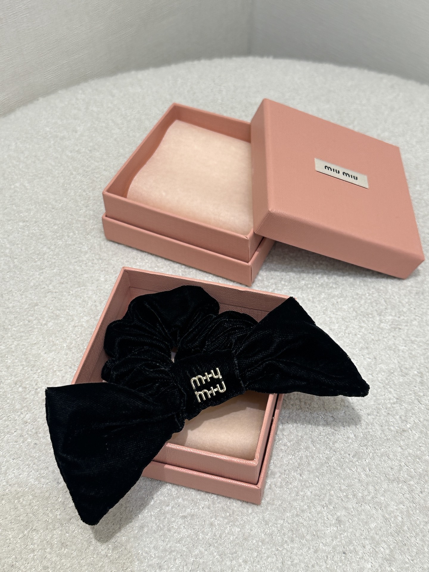 미우미우(miumiu) 벨벳 리본 로고 헤어 스크런치 헤어밴드 악세사리