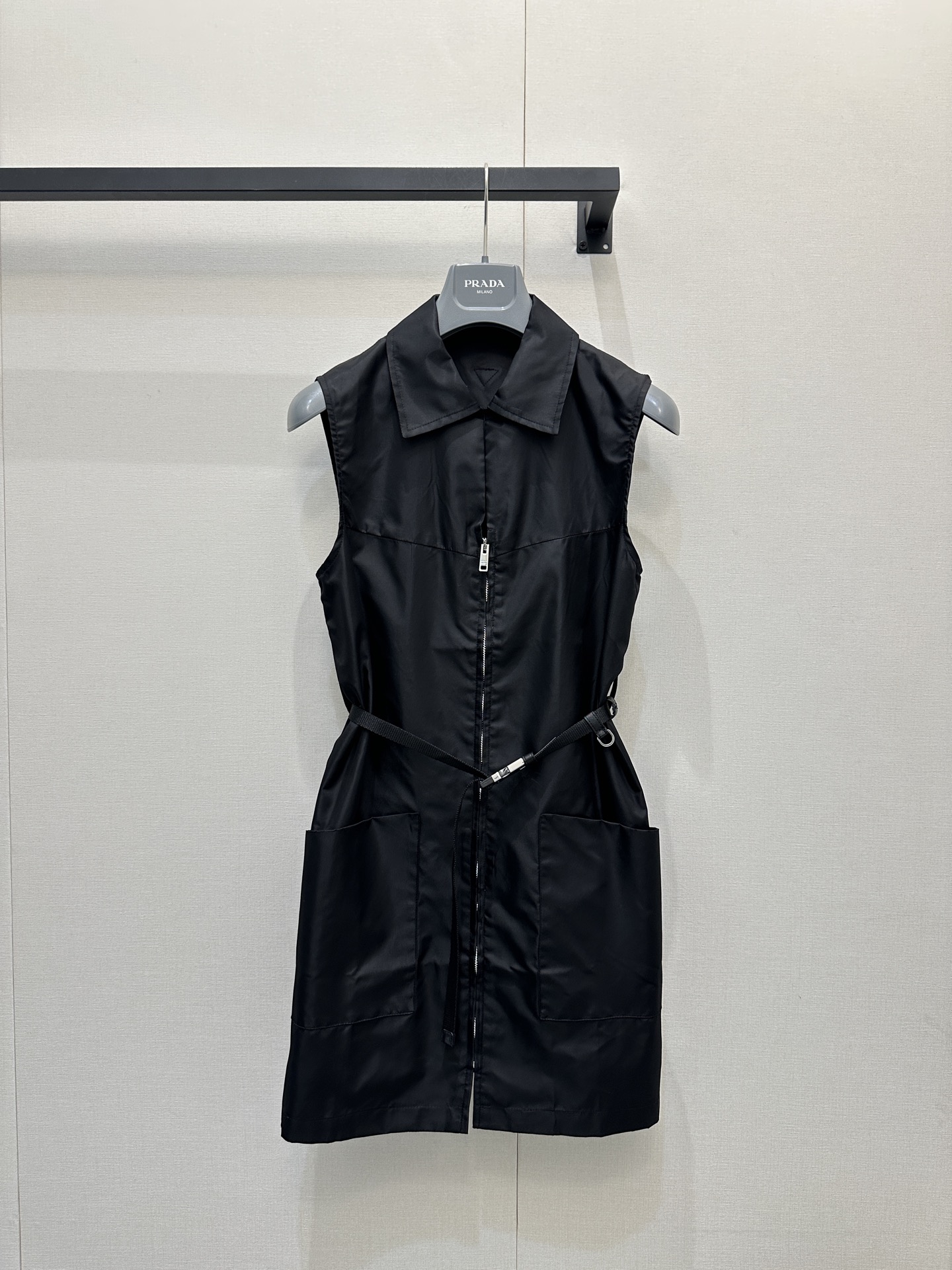 프라다(PRADA) 삼각 로고 윈드브레이커 조끼 원피스 의류