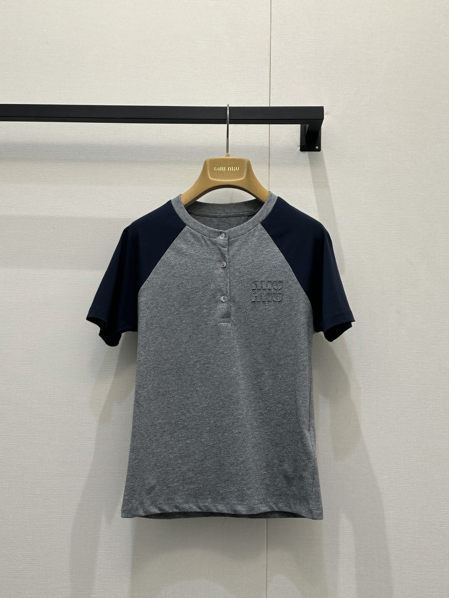 미우미우(miumiu) 패치 로고 배색 라글란 반팔 티셔츠 의류