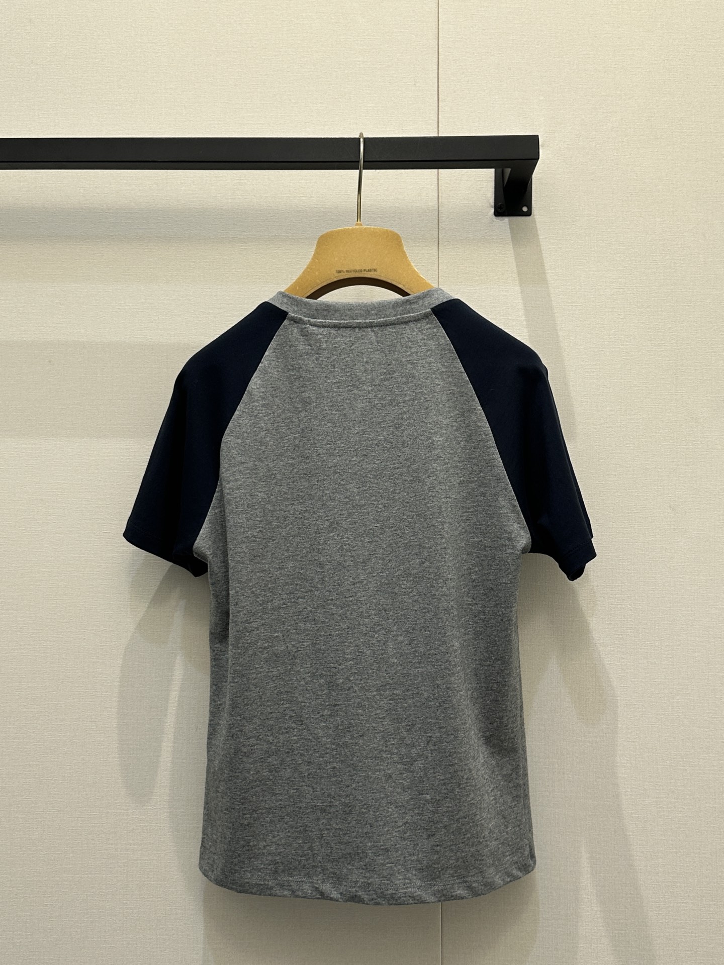 미우미우(miumiu) 패치 로고 배색 라글란 반팔 티셔츠 의류