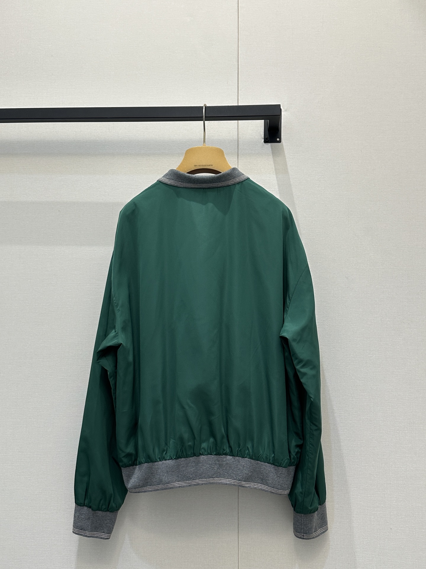 미우미우(miumiu) 테니스 컬렉션 배색 윈드브레이커 자켓 재킷 의류