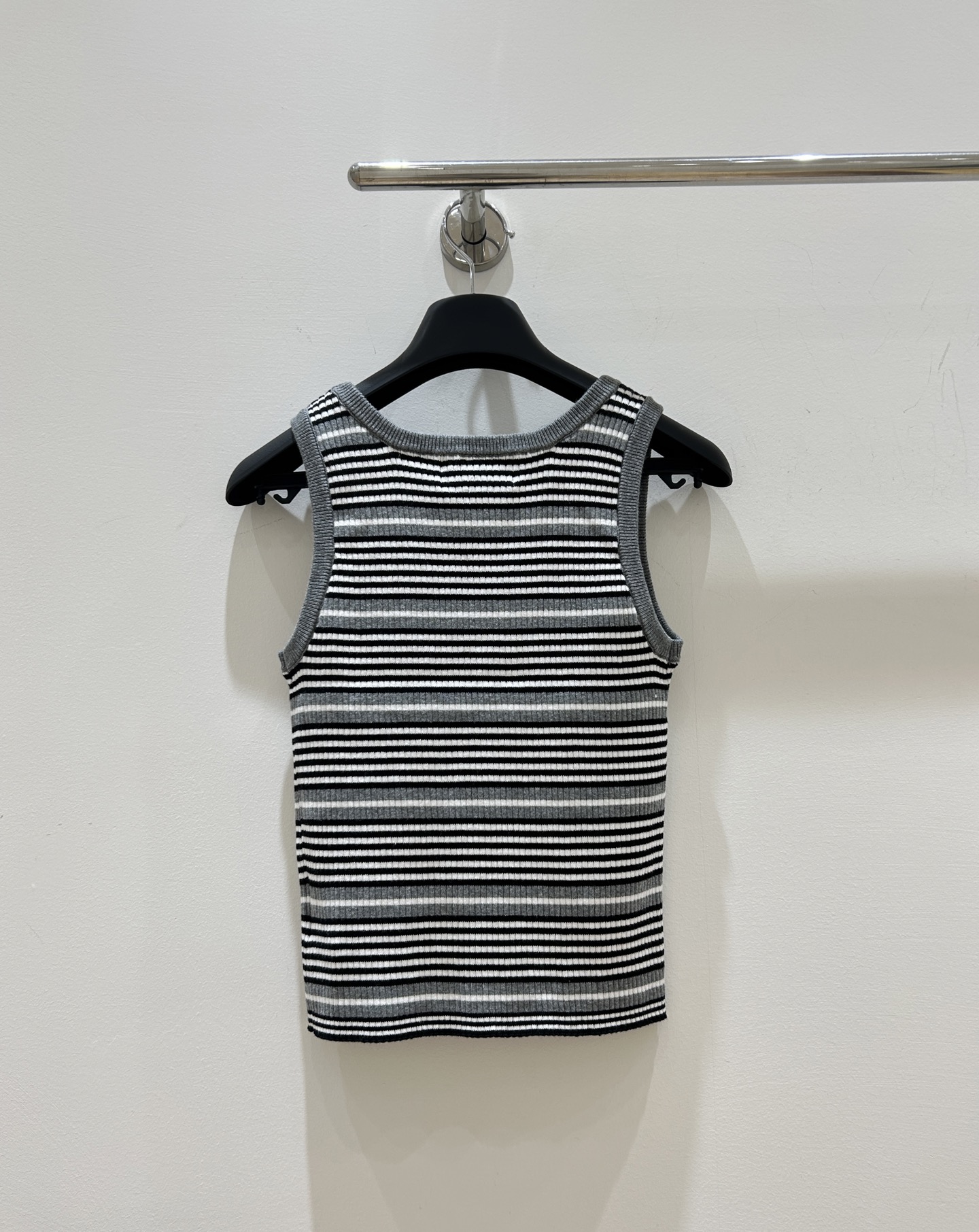 프라다(PRADA) 스트라이프 레터링 자수 니트 베이 민소매 나시 의류