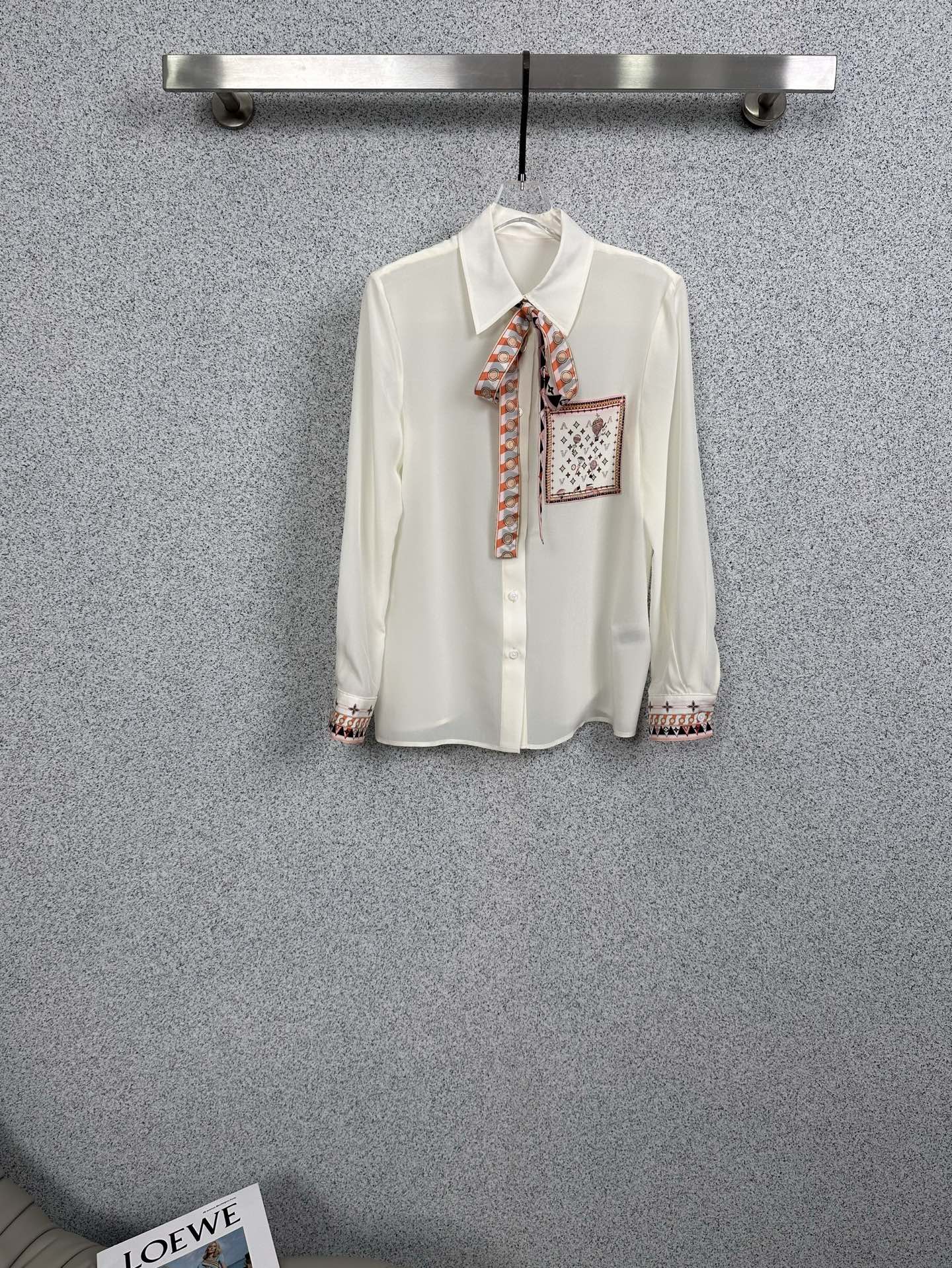 루이비통(LV) 실크 스카프 타이 프린트 셔츠 블라우스 의류