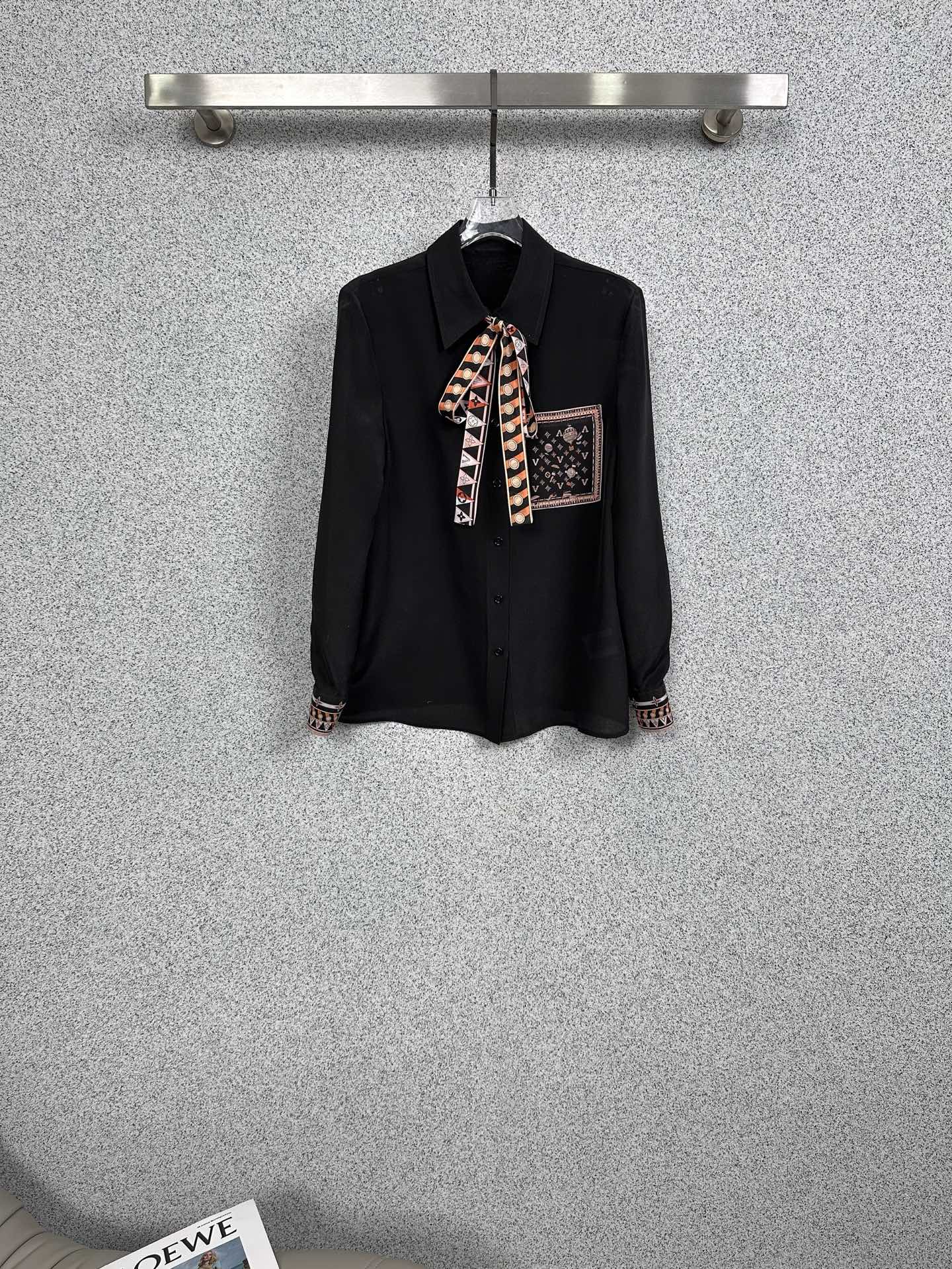 루이비통(LV) 실크 스카프 타이 프린트 셔츠 블라우스 의류