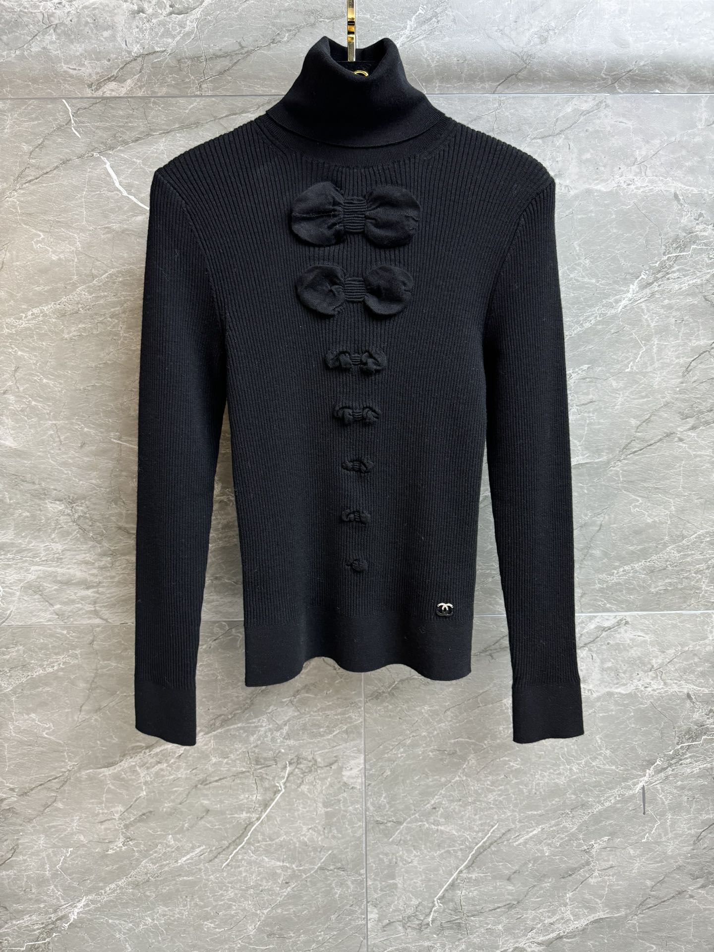 샤넬(Chanel) 입체 리본 부클레 터틀넥 목폴라 니트 의류