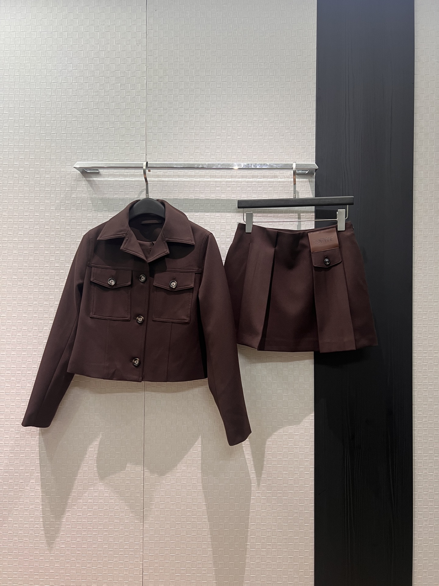 로에베(Loew) 크롭 울 워크 자켓 재킷 + 언밸런스 플리츠 레이어드 스커트 셋업 세트 의류