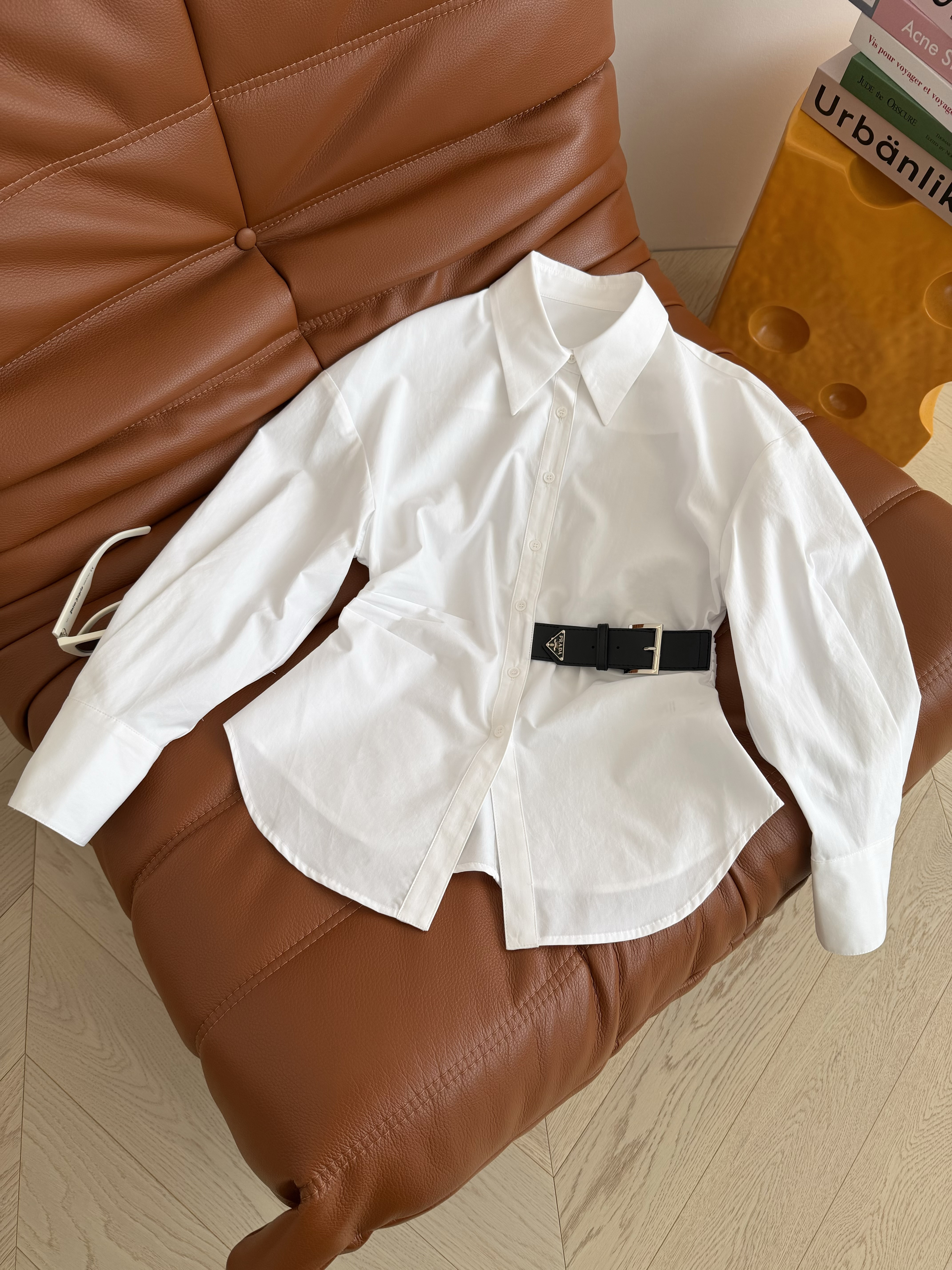 프라다(Prada) 삼각 로고 레더 버클 셔츠 의류