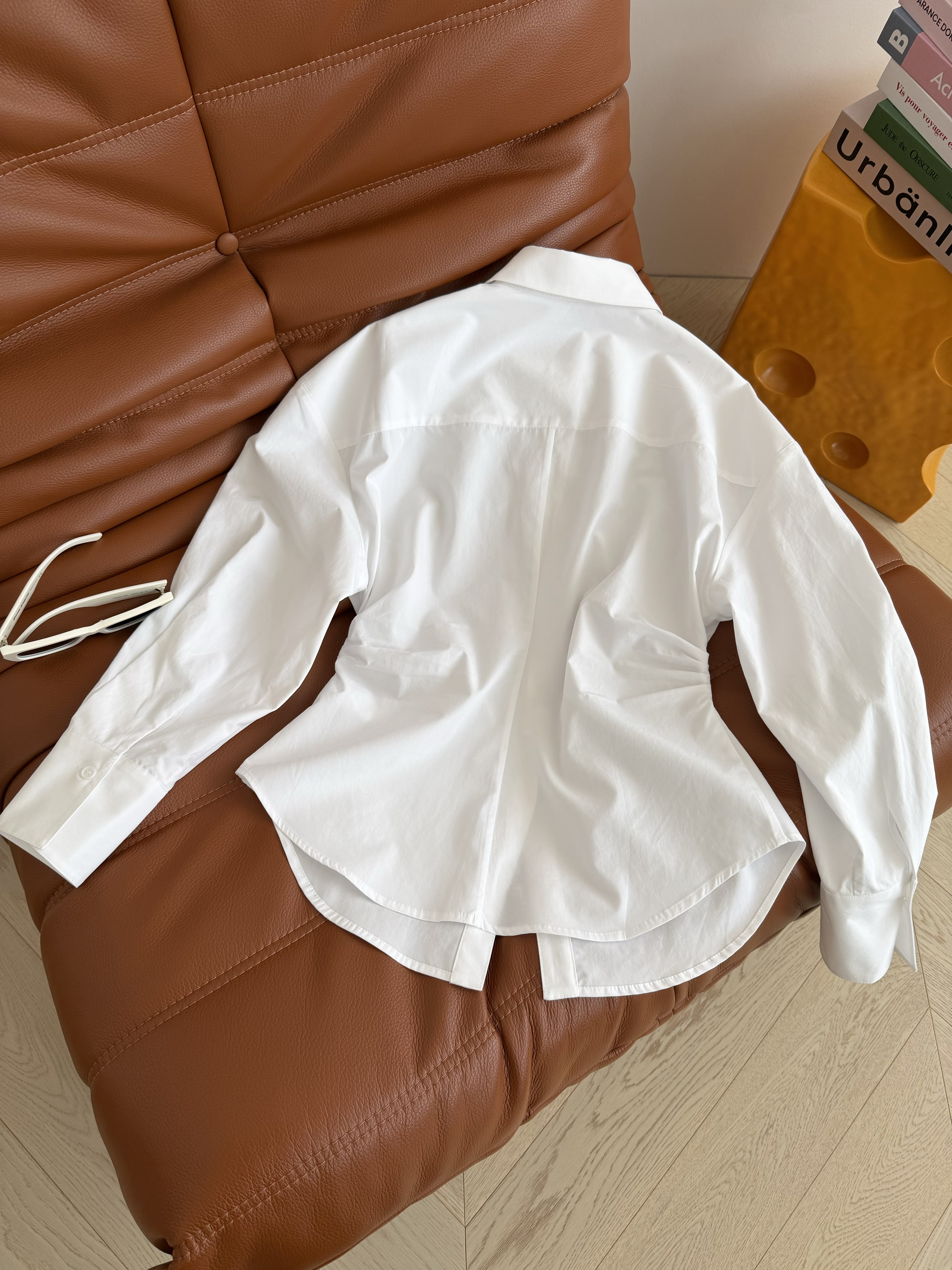 프라다(Prada) 삼각 로고 레더 버클 셔츠 의류