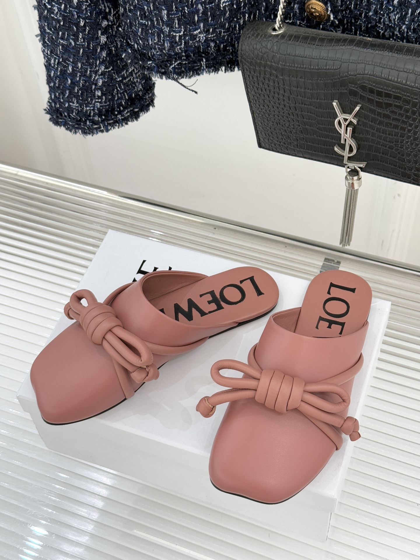 로에베(LOEWE) 리본 스퀘어토 슬리퍼 신발