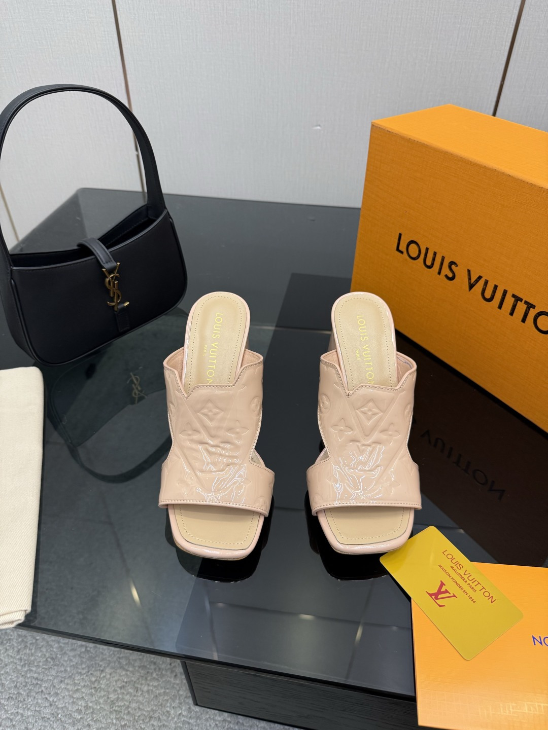 루이비통(LV) 엠보싱 로고 하이힐 뮬 슬리퍼 신발