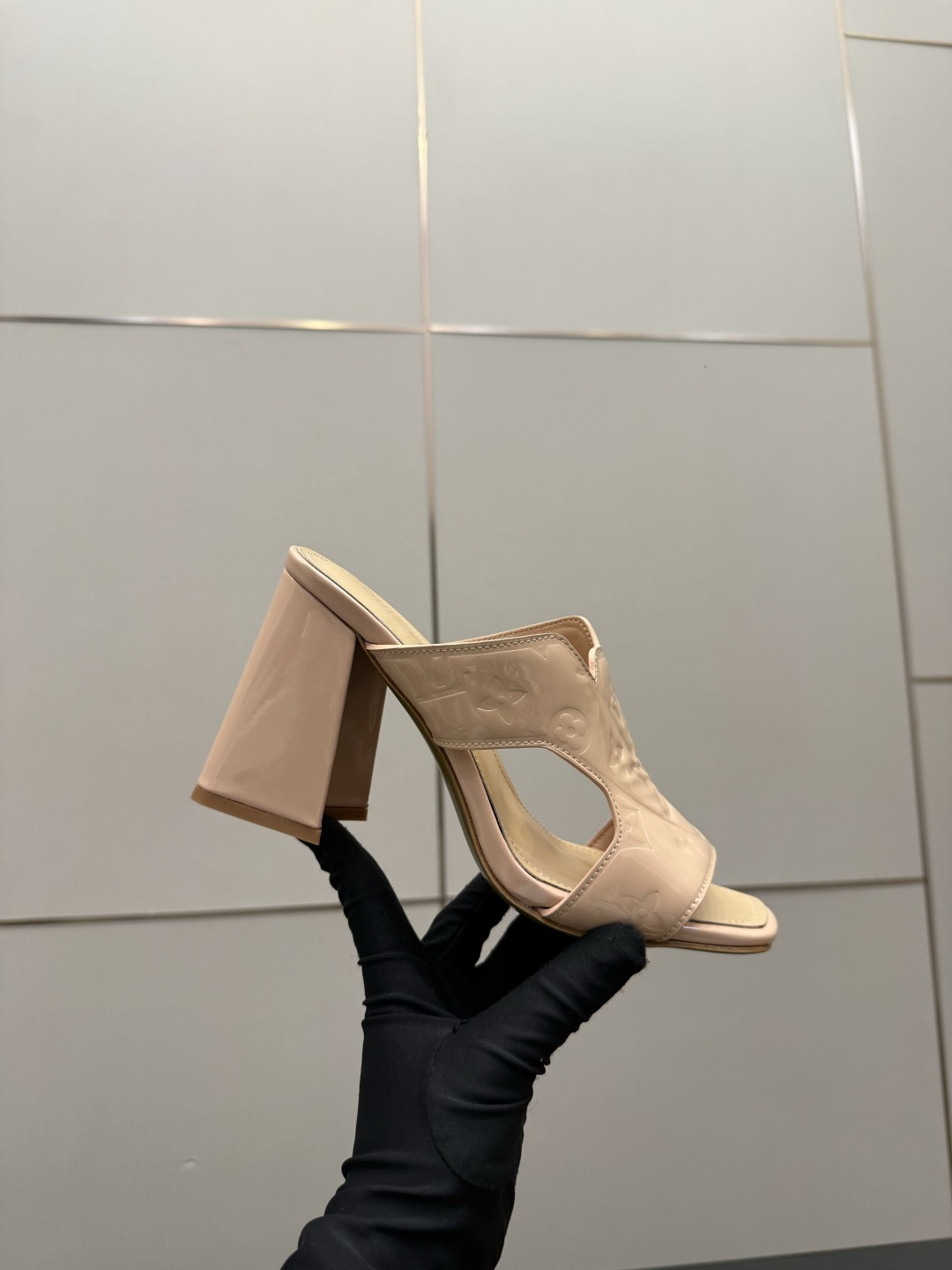 루이비통(LV) 엠보싱 로고 하이힐 뮬 슬리퍼 신발