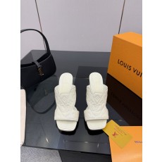 루이비통(LV) 엠보싱 로고 하이힐 뮬 슬리퍼 신발