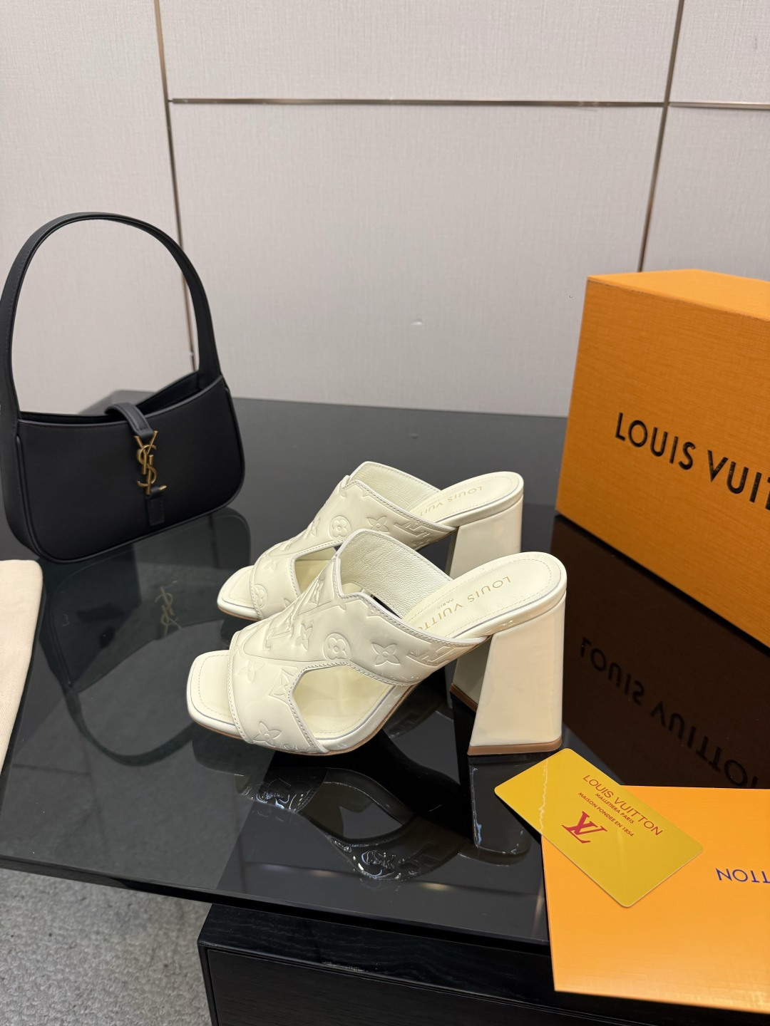 루이비통(LV) 엠보싱 로고 하이힐 뮬 슬리퍼 신발