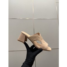 루이비통(LV) 엠보싱 로고 미들힐 뮬 슬리퍼 신발