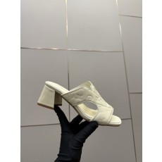 루이비통(LV) 엠보싱 로고 미들힐 뮬 슬리퍼 신발