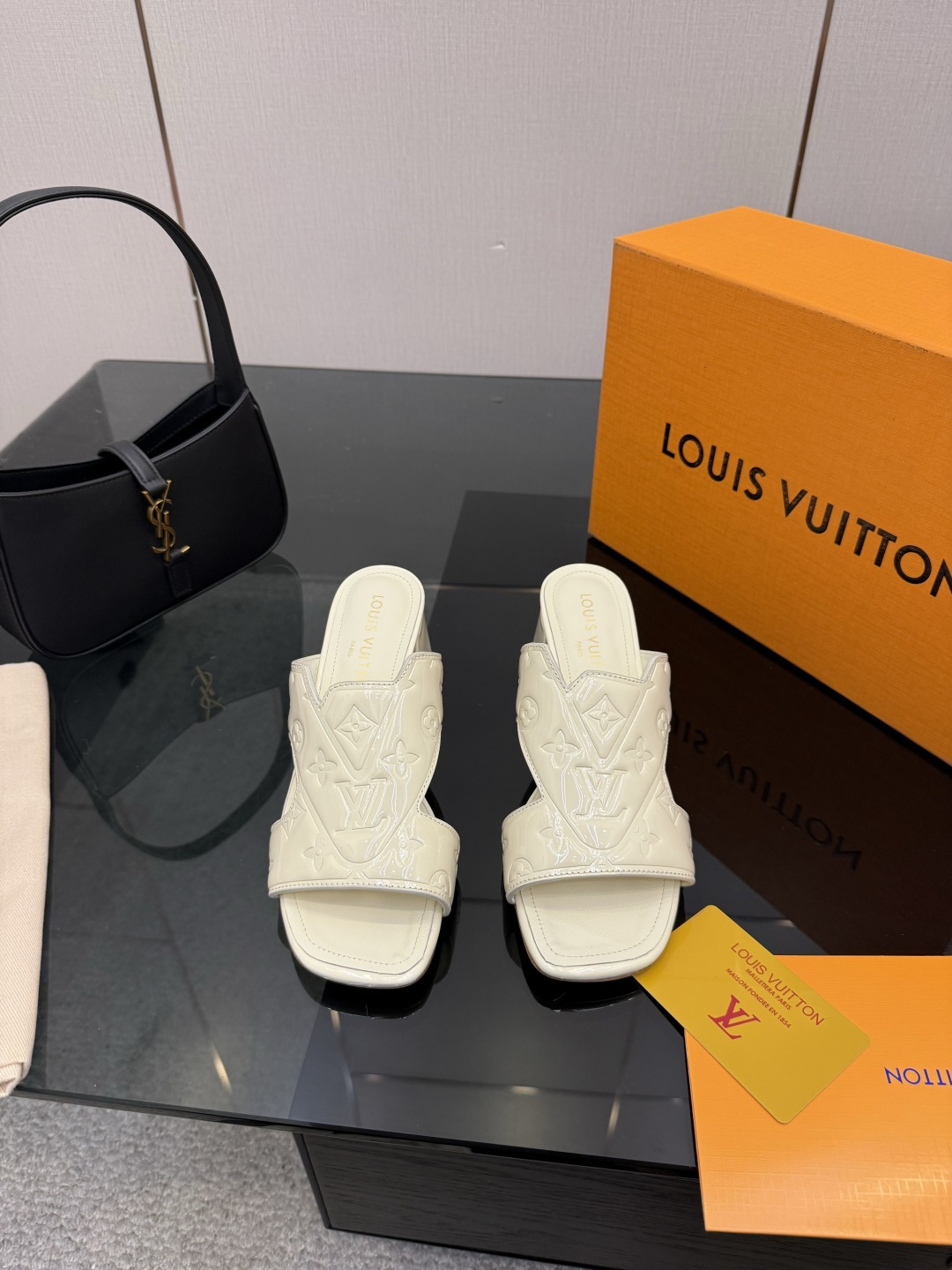 루이비통(LV) 엠보싱 로고 미들힐 뮬 슬리퍼 신발