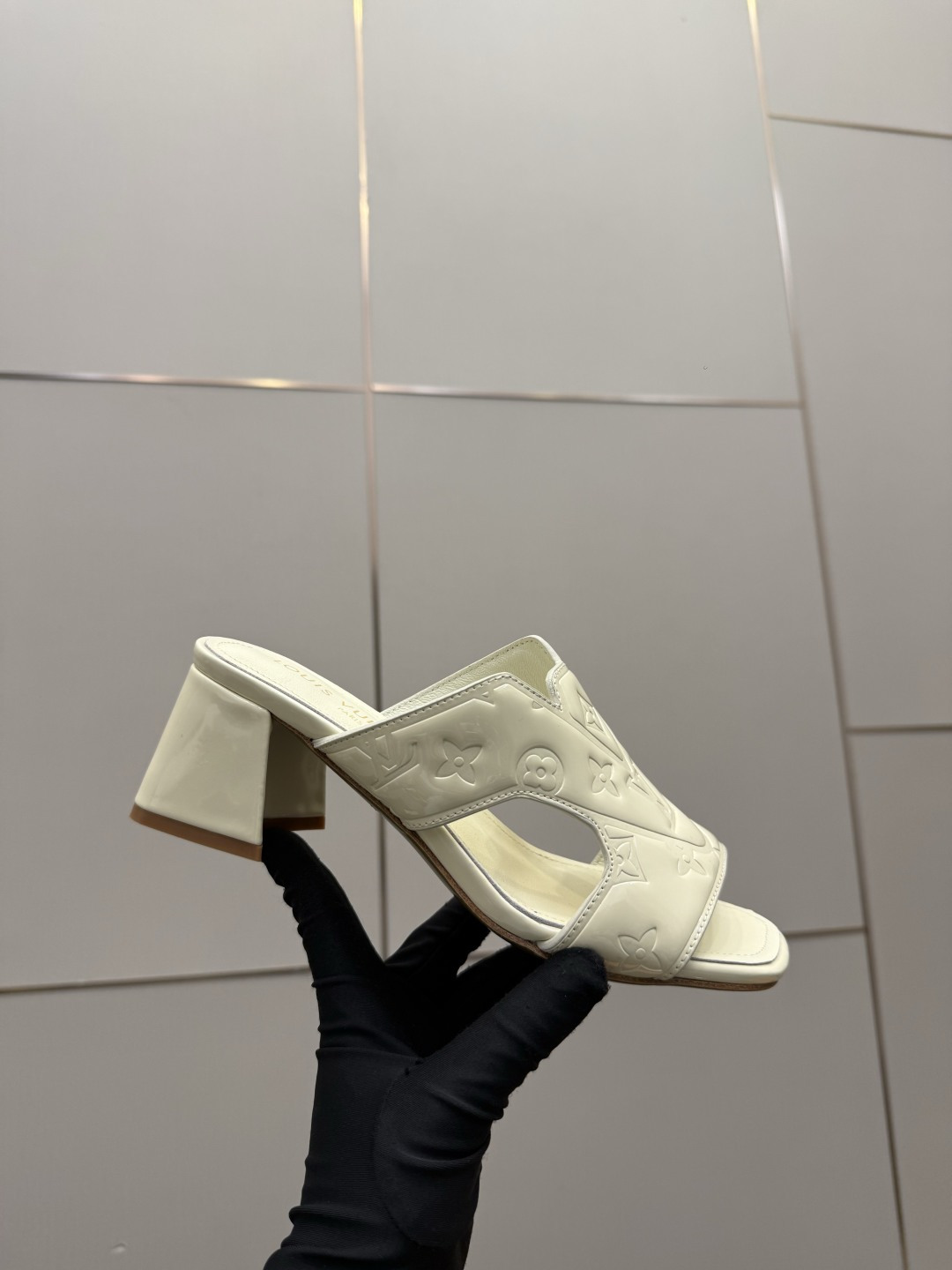 루이비통(LV) 엠보싱 로고 미들힐 뮬 슬리퍼 신발